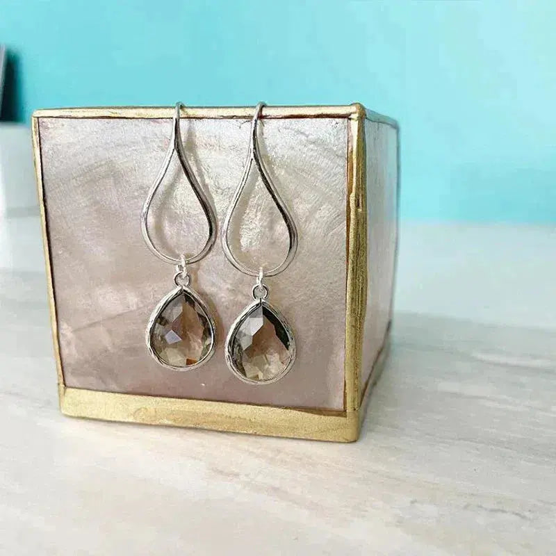 Kolczyki wiszące z wyciętym wzorem