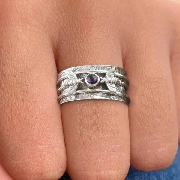 Pierścień medytacyjny z fioletowym kamieniem szlachetnym pszczoła