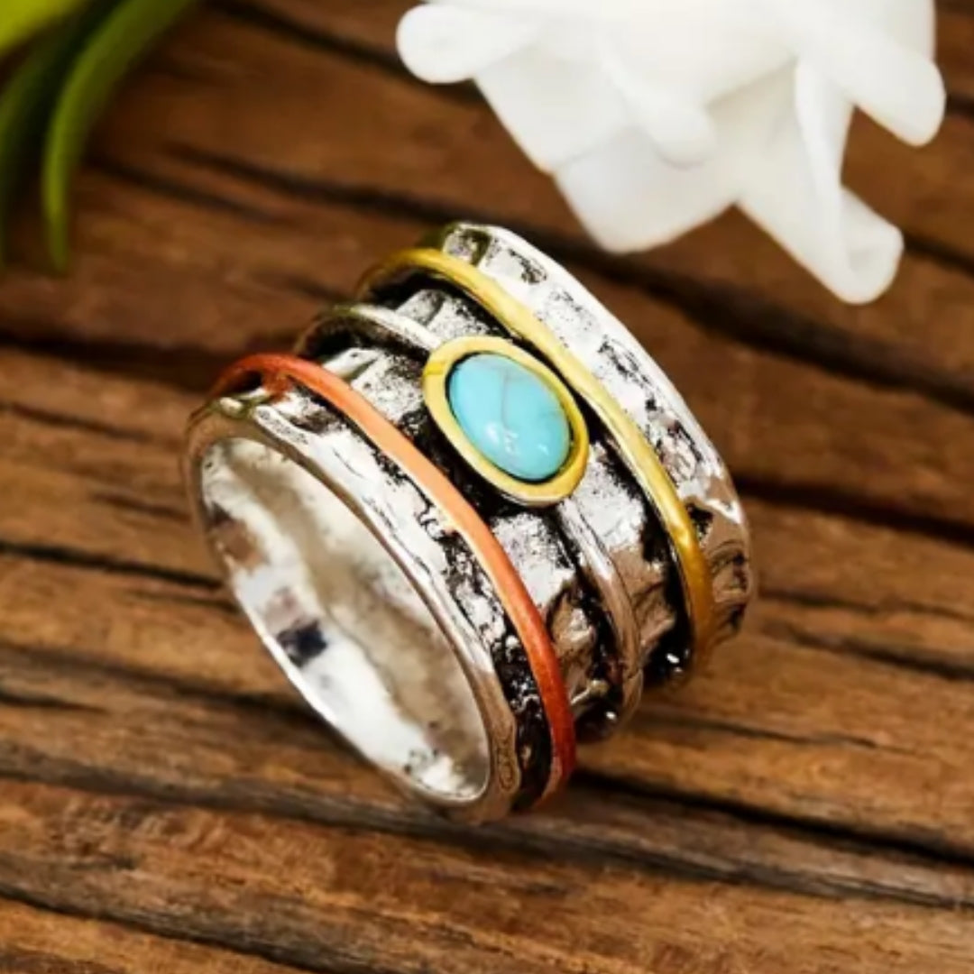 Srebrny pierścionek z jasno-niebieskim kamieniem