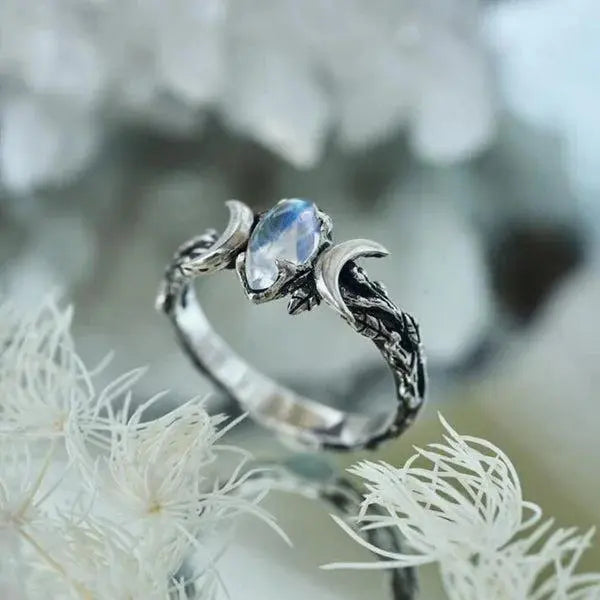 Pierścień z podwójnym wizerunkiem księżyca i kamieniem szlachetnym