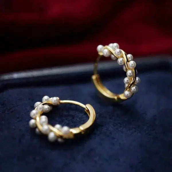 Złocone kolczyki z przeplatanymi koralikami