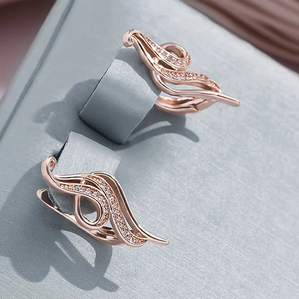 Eleganckie złote błyszczące nieregularne kolczyki duchowe