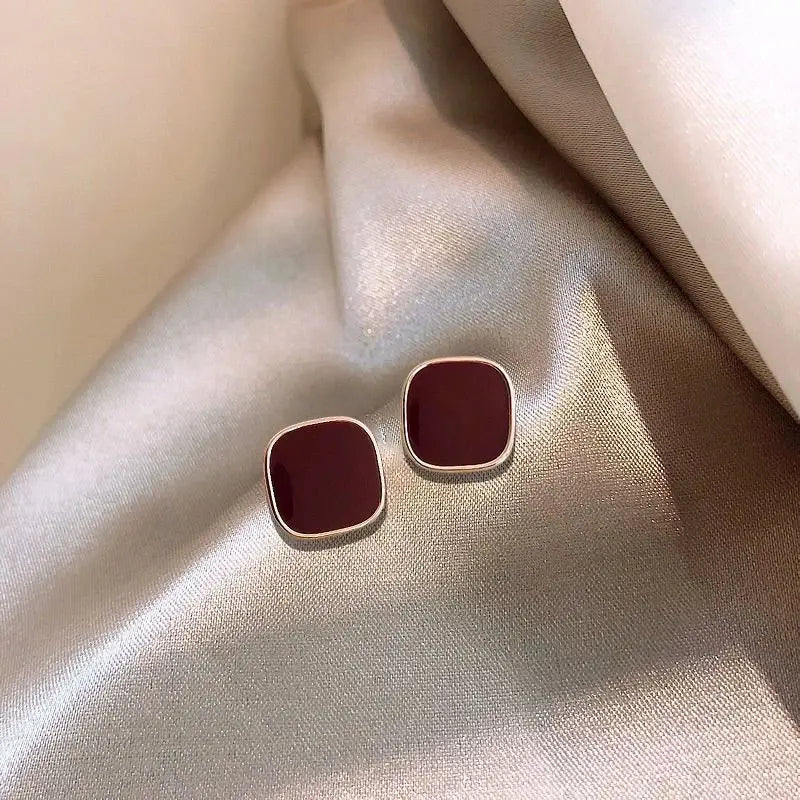Eleganckie złote i czerwone kwadratowe kolczyki