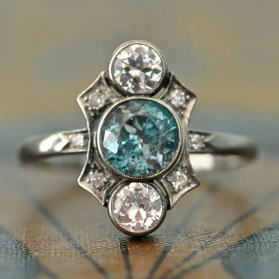 Pierścionek z niebieskimi i białymi kryształami w vintage’owym srebrze