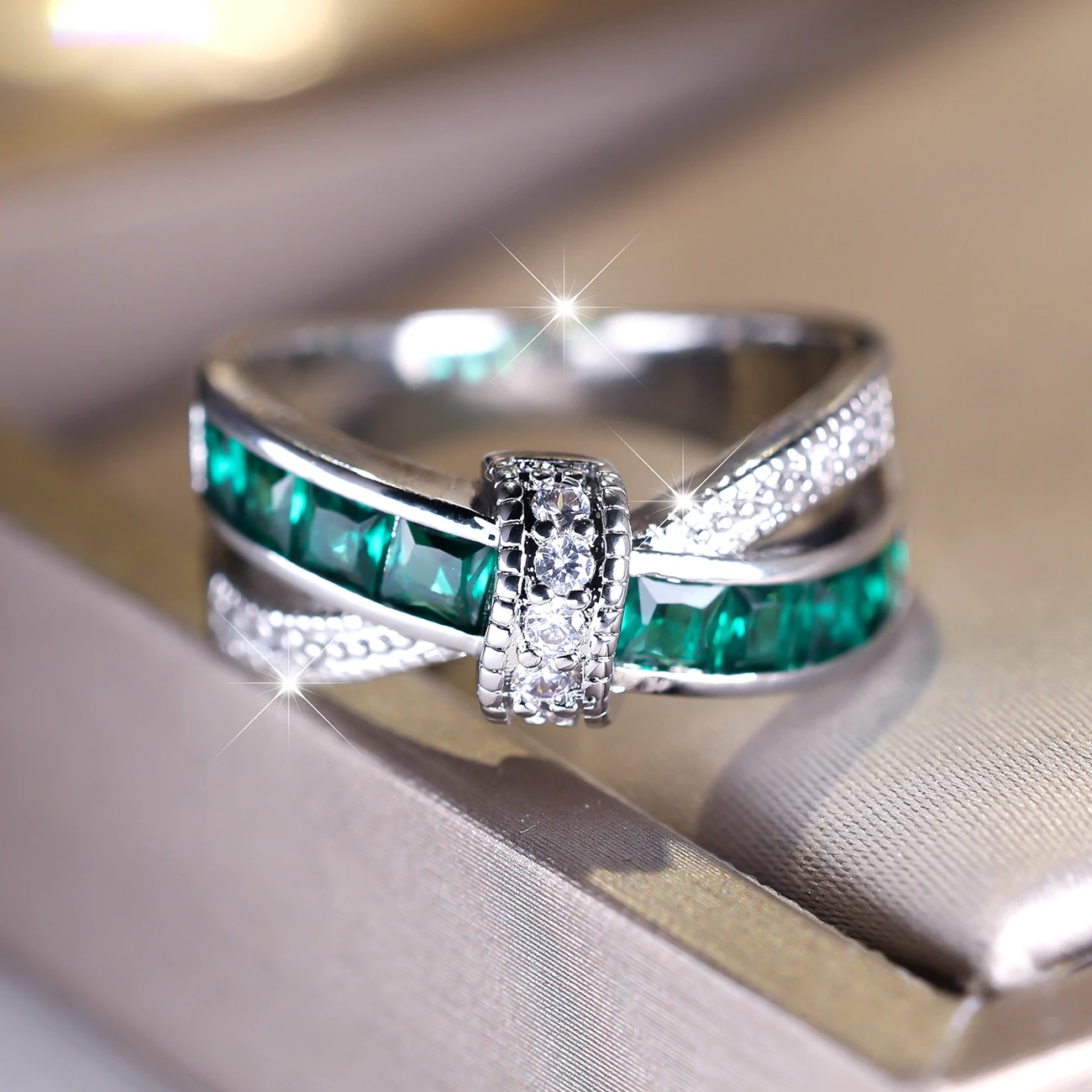 Srebrny pierścień z zielonymi kryształami w kształcie krzyża