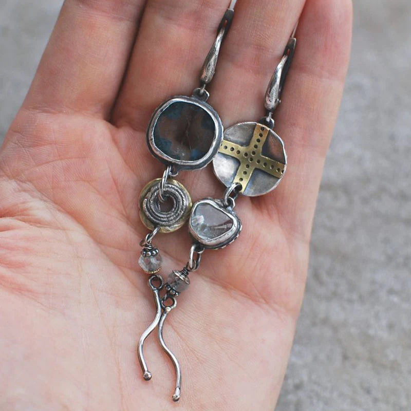 Antyczne kolczyki z niebieskimi kamieniami i krzyżem