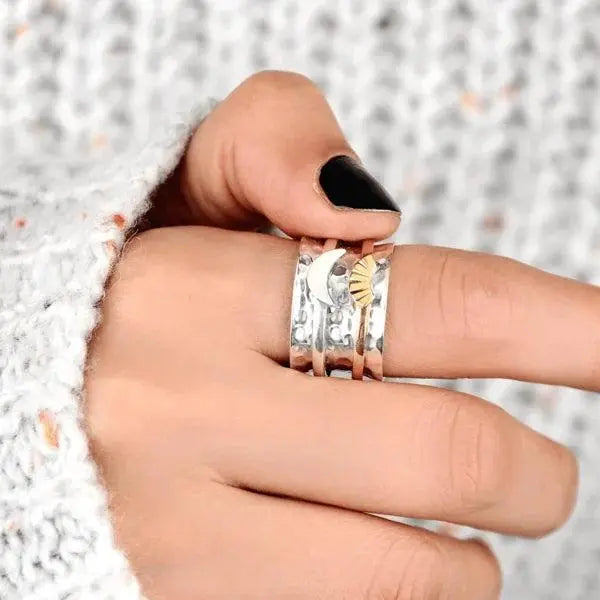 Pierścień z wirującymi Słońcem i Księżycem