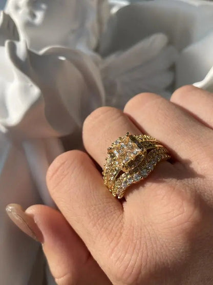 Luksusowy pierścień ze błyszczącymi kamieniami – Biżuteria na oświadczenie