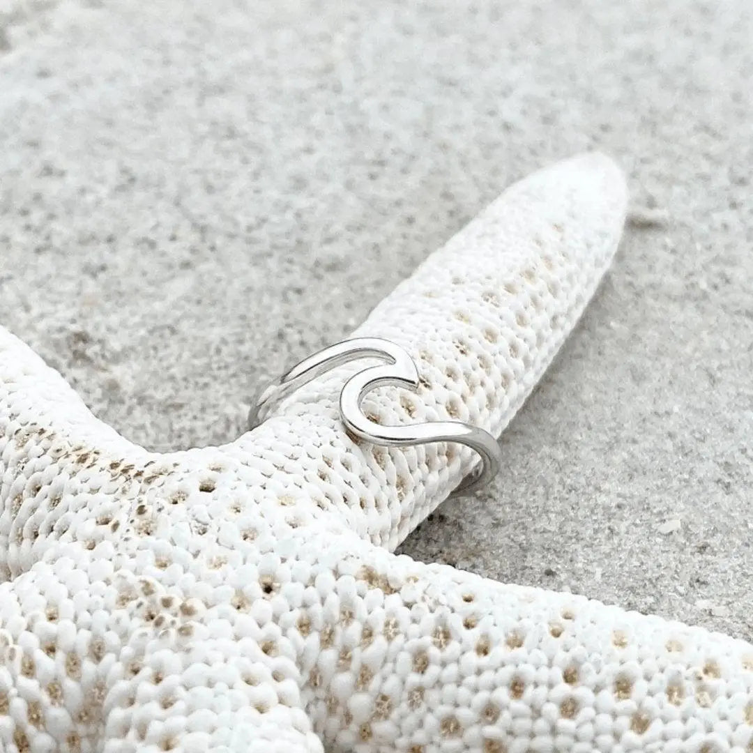 Srebrny pierścień z falującym motywem morza