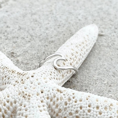 Srebrny pierścień z falującym motywem morza