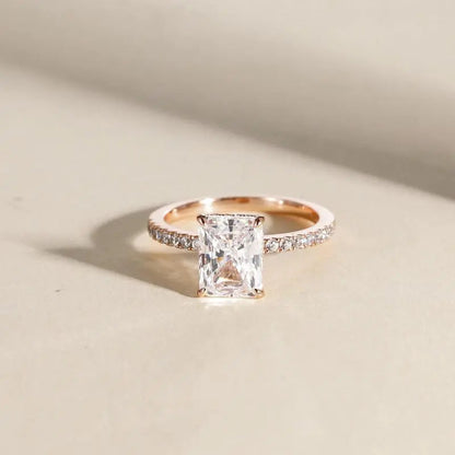 Elegancki Srebrny Pierścień z błyszczącym kamieniem – Ponadczasowy design