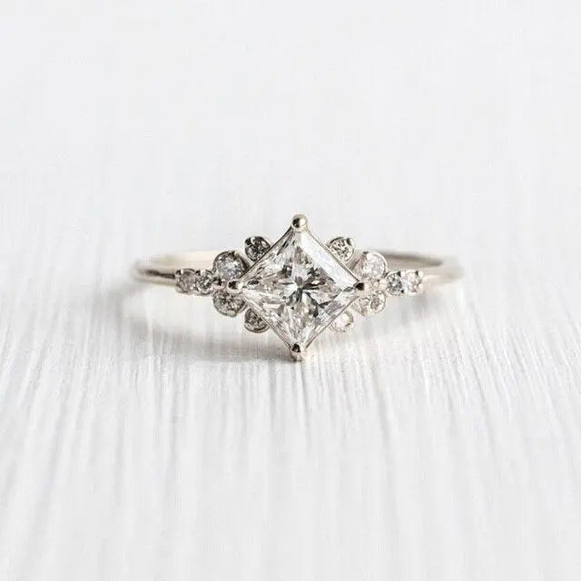 Luksusowy pierścionek z cyrkoniami wykonany z złota i srebra