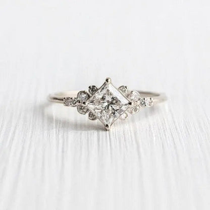 Luksusowy pierścionek z cyrkoniami wykonany z złota i srebra