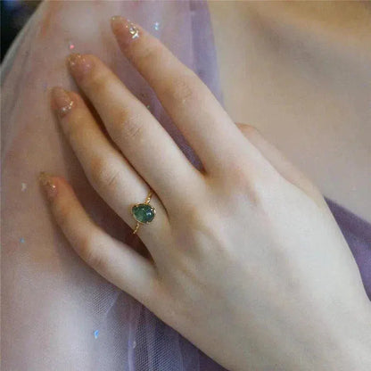 Luksusowy pierścionek z zielonym kroplą wody w złocie