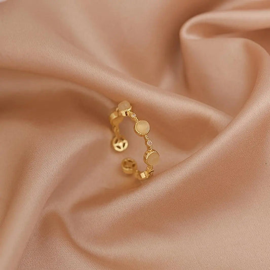 Regulowana Pierścień Oculus z Białymi Kamieniami w Złocie