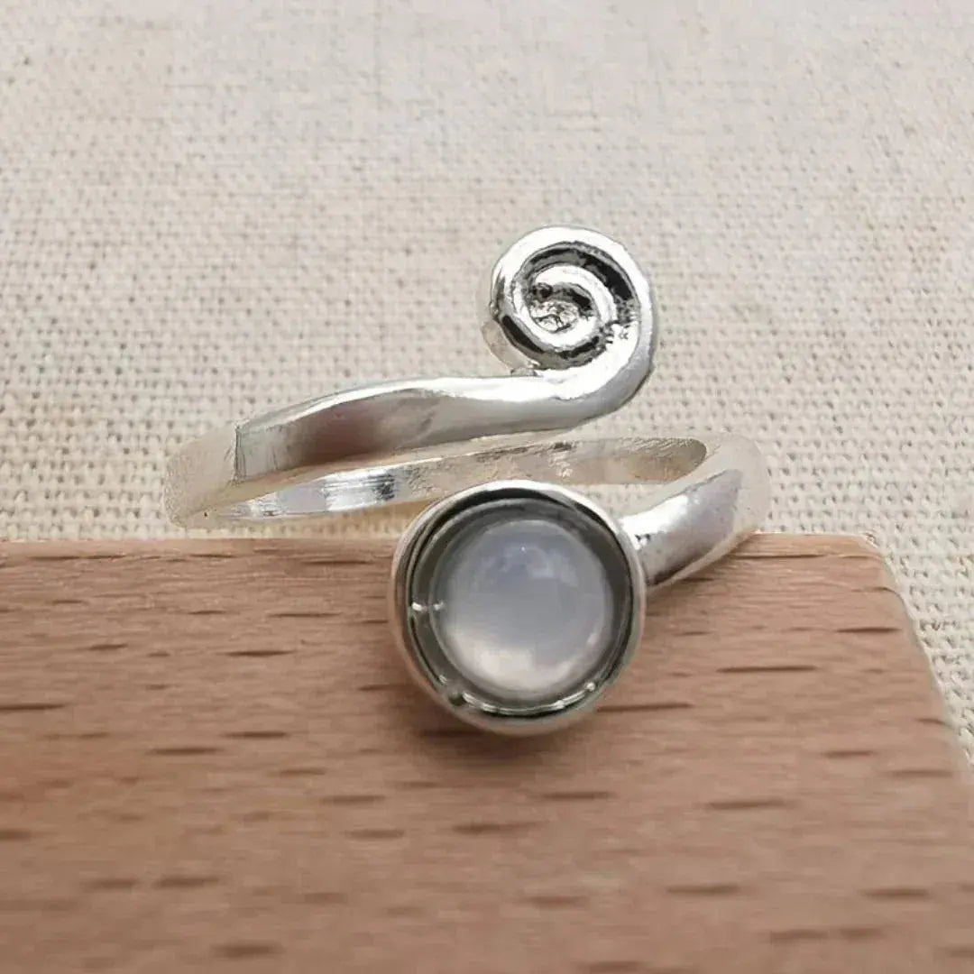 Spiralny pierścień z vintage moonstone