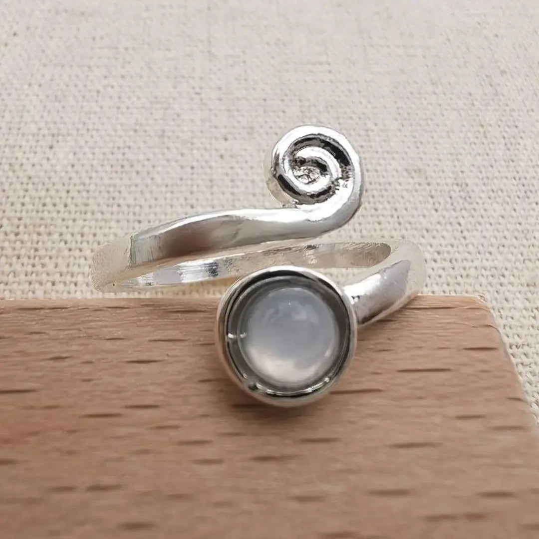 Spiralny pierścień z vintage moonstone