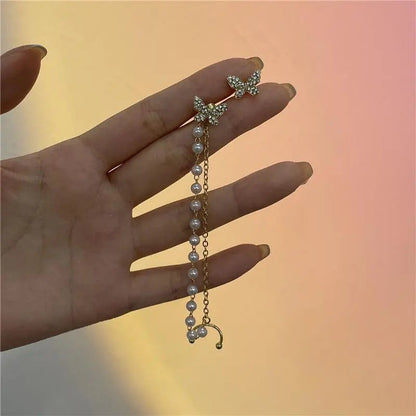 Złote kolczyki z motywem motyla, perełkami i cyrkoniami