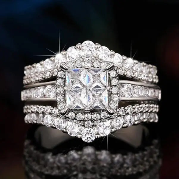 Luksusowy pierścień ze błyszczącymi kamieniami – Biżuteria na oświadczenie