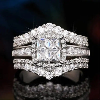 Luksusowy pierścień ze błyszczącymi kamieniami – Biżuteria na oświadczenie