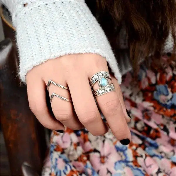 Pierścień z ażurowym wykończeniem w kolorze turkusowym