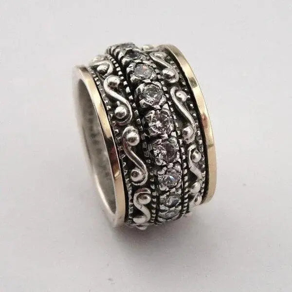 Pierścień z rzeźbionym kamieniem szlachetnym