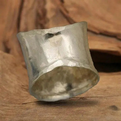 Pierścionek z szeroką obręczą z kwitnącą stokrotką