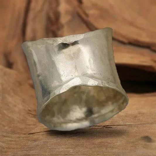 Pierścionek z szeroką obręczą z kwitnącą stokrotką