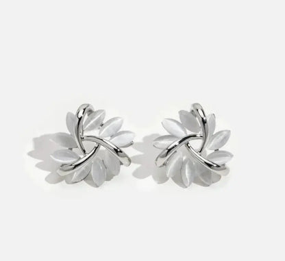 Eleganckie i wykwintne złote kolczyki w kształcie opalizujących płatków kwiatu w kształcie koła