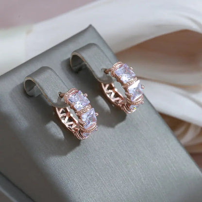 Eleganckie kolczyki inkrustowane złotymi kryształami