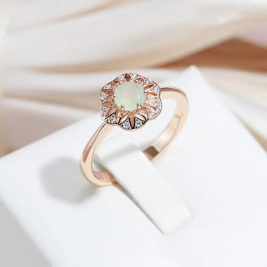 Elegancki pierścionek z zielonym kryształem w dzwonku