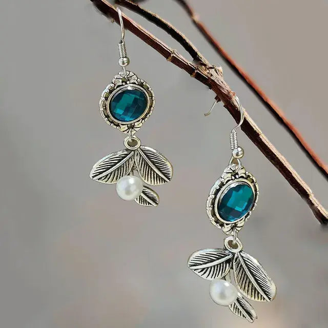 Vintageowe kolczyki z perełkami w kolorze niebieskim i kryształkami z liściem