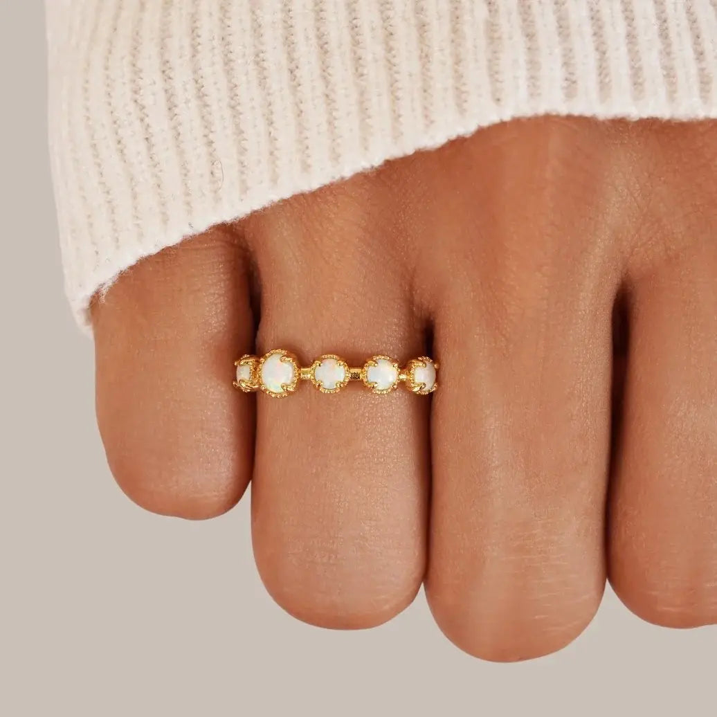 Elegancki pierścionek z białym opalem