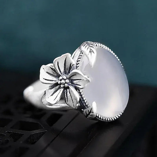 Pierścień z księżycowym kamieniem w vintage'owym srebrze