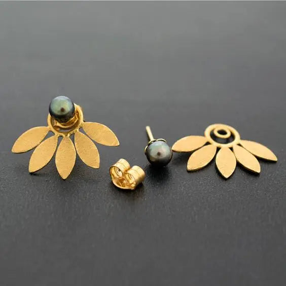 Vintage'owe kolczyki z ciemnym perlą i złotym liściem