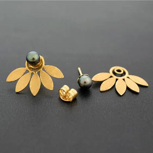 Vintage'owe kolczyki z ciemnym perlą i złotym liściem