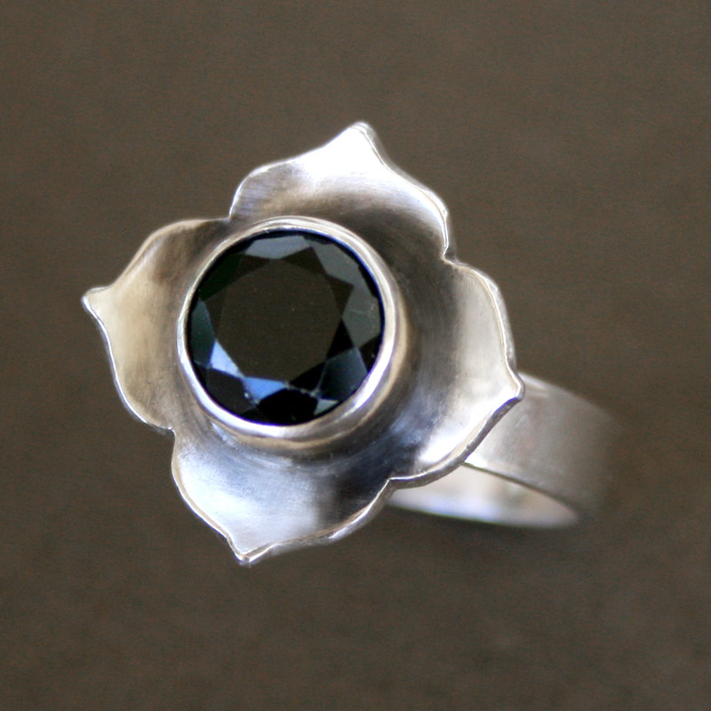 Wiejskie srebrny pierścień z kwiatem i ciemnym kryształem