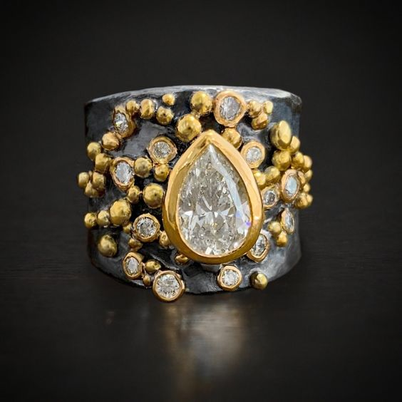 Vintageowy pierścień z ciemnego i białego szkła